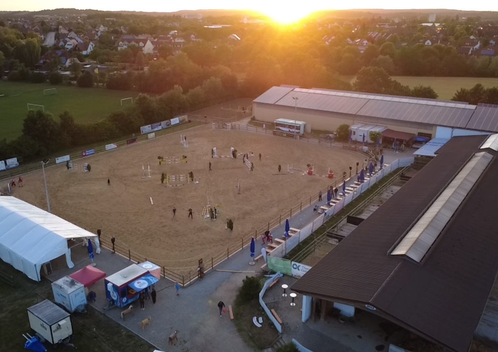 Luftaufnahme der Reitanlage bei Sonnenuntergang